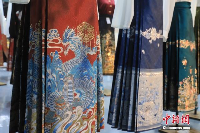上世纪90年代，“影楼风”“戏风”吹到了曹县，村民开始在农闲的时候生产影楼服装和戏服。郝兆红 摄.jpeg