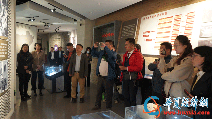 采访团一行参观中国工合运动纪念地主展馆。（摄影：虞鹰）