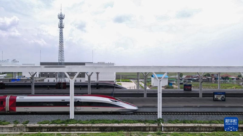雅万高铁高速动车组停靠在印度尼西亚万隆的德卡鲁尔车站站台（无人机照片）。