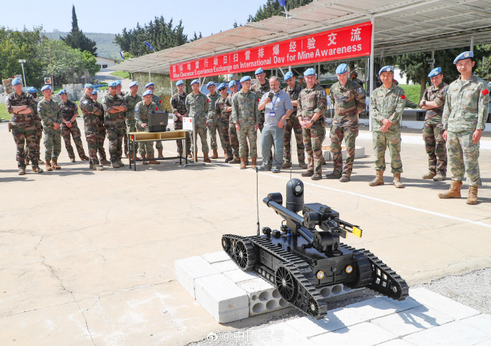 中法维和部队进行扫雷排爆经验交流