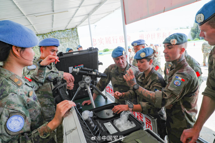 我第22批赴黎维和部队多功能工兵分队与同在黎巴嫩维和的法国营进行