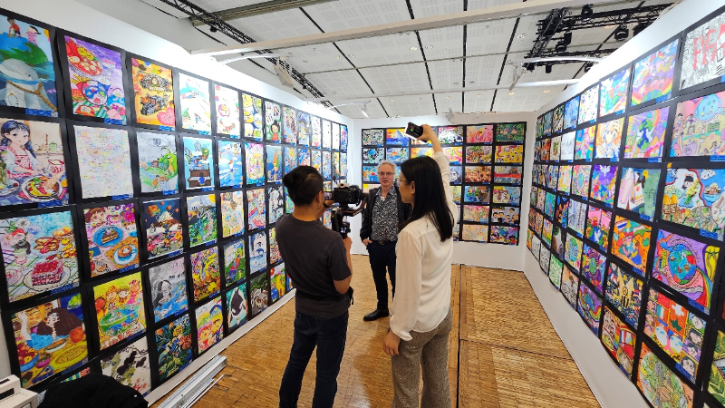 图为澳门儿童画在法国卢浮宫博物馆参展现场。澳门青年展艺协会供图