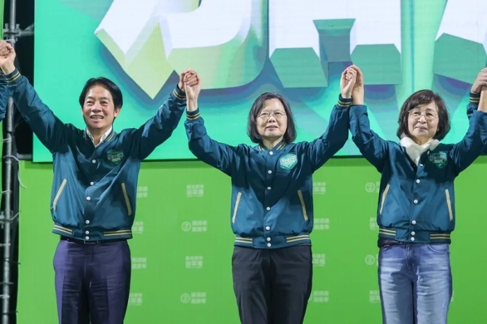 民进党赖清德（左）与民意代表候选人苏治芬（右）在云林虎尾举行造势晚会.webp