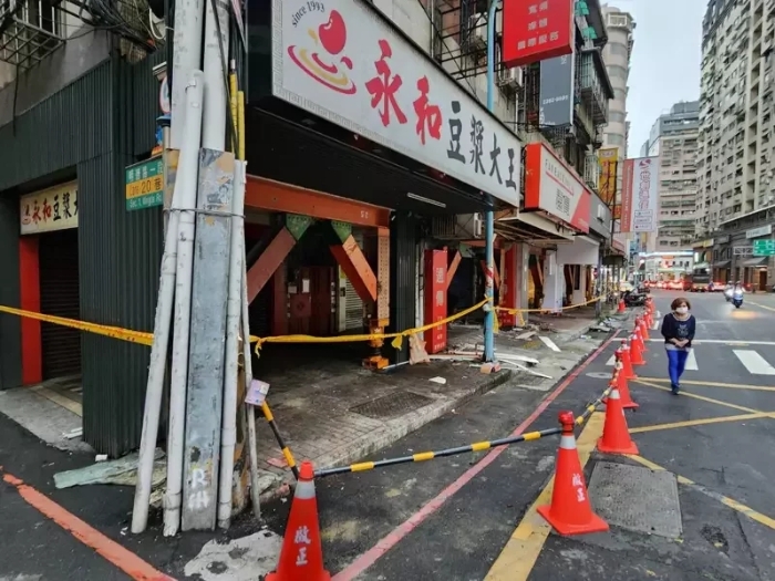4月3日大地震新北疏散超过400人，有12栋建物被标示红、黄单危险建物，其中土城区就占了6栋。图为明德路危险建物.webp