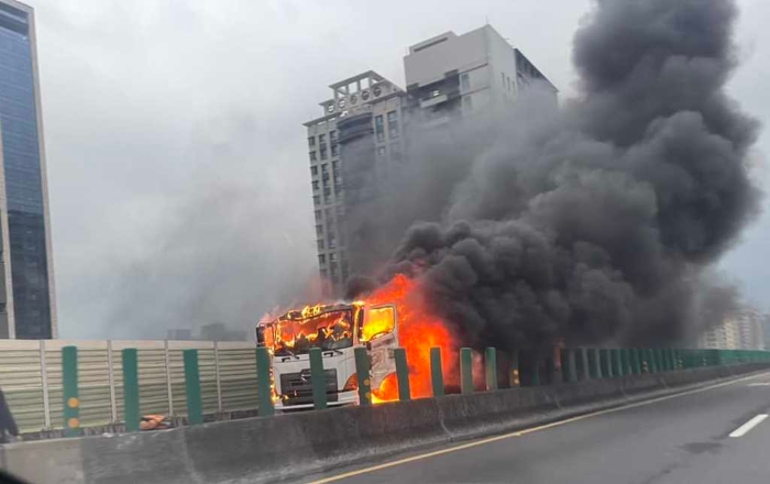台湾65快速道路北上1公里处，发生火烧车意外