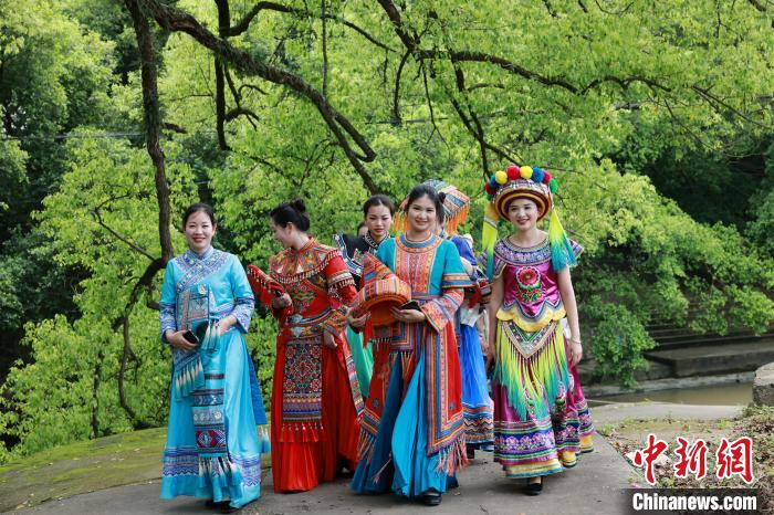广西柳州：多民族民众欢庆“三月三”