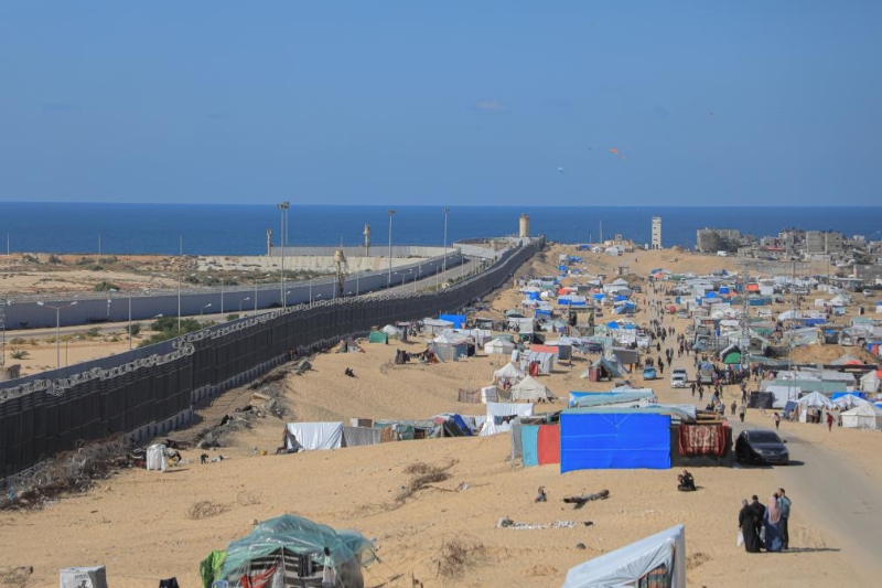 这是2月21日在加沙地带南部城市拉法拍摄的加沙地带和埃及边境地区的临时营地。（图源：新华社）