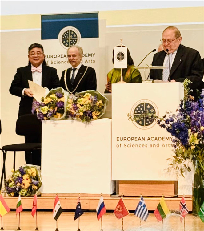 朱依谆讲座教授（左一）在主席台接受院士证书。澳门科技大学供图