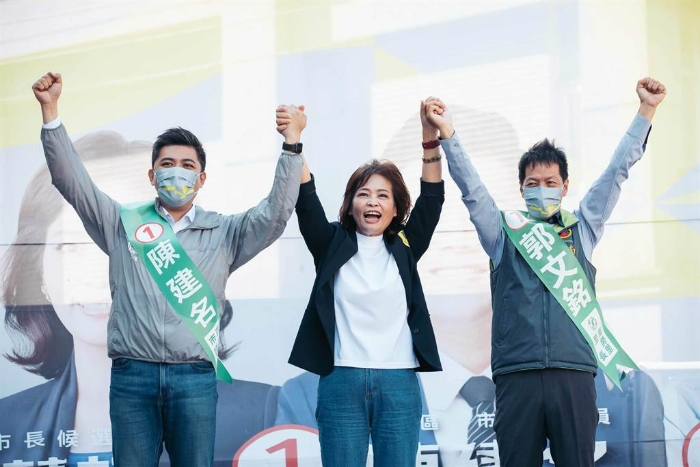 沈慧虹(中)在2022新竹市长选战中失利，传陈建名(左)被前市长林智坚点名为2026有力人选