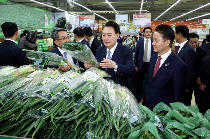 韩国总统尹锡悦因为日前对葱价的发言遭在野党猛烈抨击，韩国中央选举管理委员为此在选举前宣布不可携带大葱进入投票所。（图源：美联社）