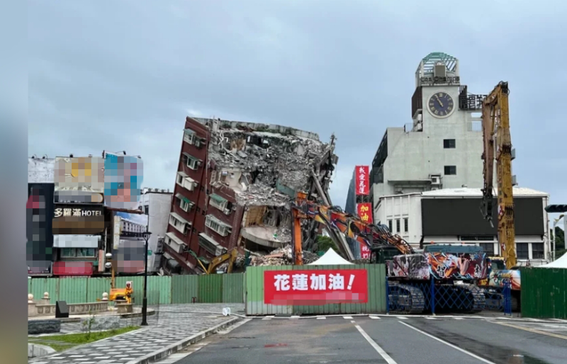 正在进行拆除工作的花莲天王星大楼。（图片来源：台湾《联合报》）