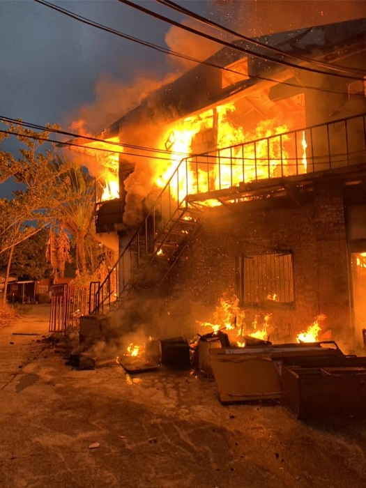 已荒廢多年的台南白河台灣電影文化城，15日清晨發生火警，多棟木造房屋起火燃燒。（讀者提供／張毓翎台南傳真）