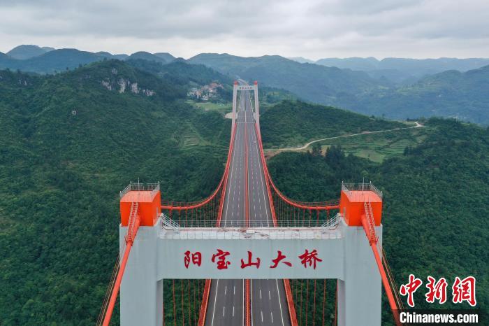 5月30日，航拍贵州贵黄高速公路阳宝山特大桥。　瞿宏伦 摄