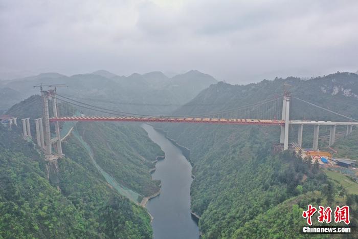 图为航拍阳宝山特大桥。赵磊 摄