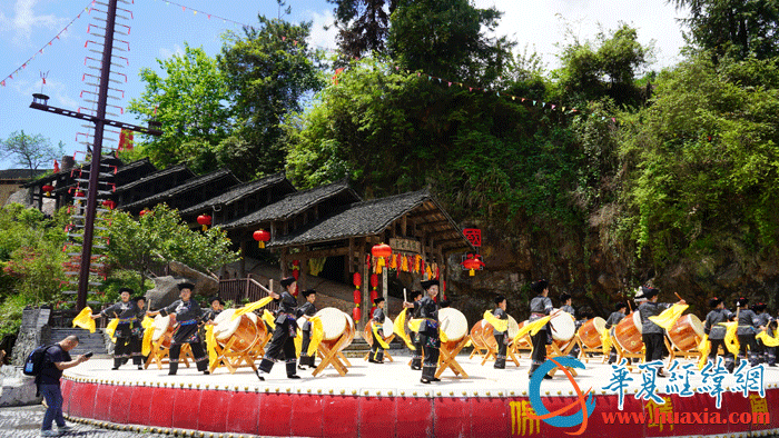 国茶村村民在雄戎古窑前进行民俗表演。（摄影：虞鹰）