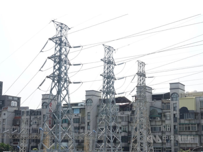 图为台湾新北市区一处高压电塔。（图源：台湾“中央社”）