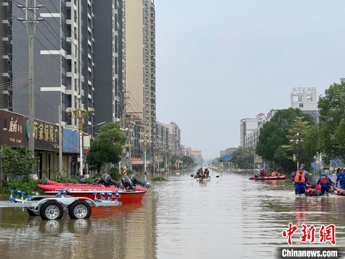 4月22日，清远英德浛洸镇救援现场。王坚 摄