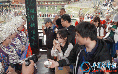 探访古丈县墨戎苗寨 感受苗家风情