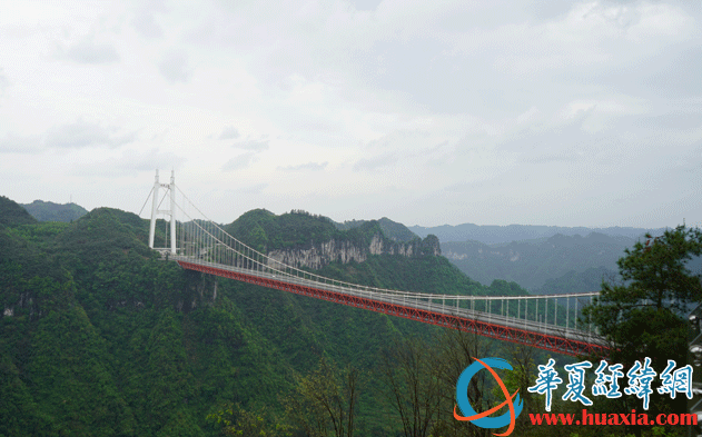 两岸媒体人游德夯大峡谷 近观矮寨特大悬索桥奇观