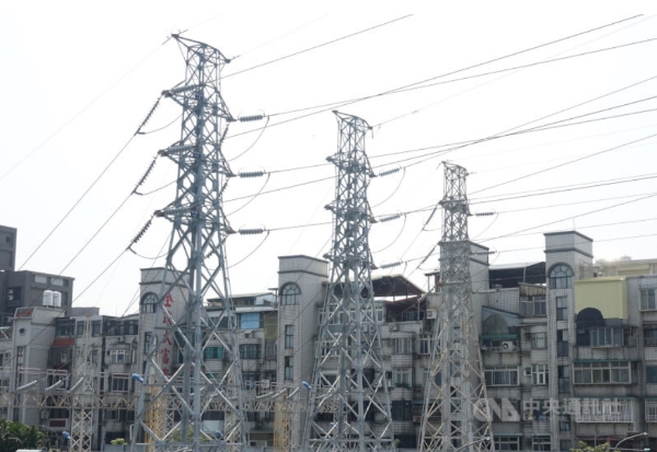 图为台湾新北市芦洲区民宅附近的高压电塔。（图源：台湾“中央社”）