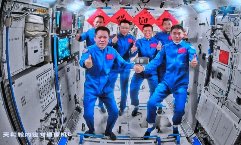 神舟十八号3名航天员顺利进驻中国空间站