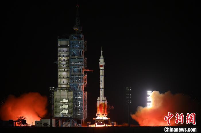4月25日20时59分，搭载神舟十八号载人飞船的长征二号F遥十八运载火箭在酒泉卫星发射中心点火发射，约10分钟后，神舟十八号载人飞船与火箭成功分离，进入预定轨道。目前，航天员乘组状态良好，发射取得圆满成功。(汪江波 摄)