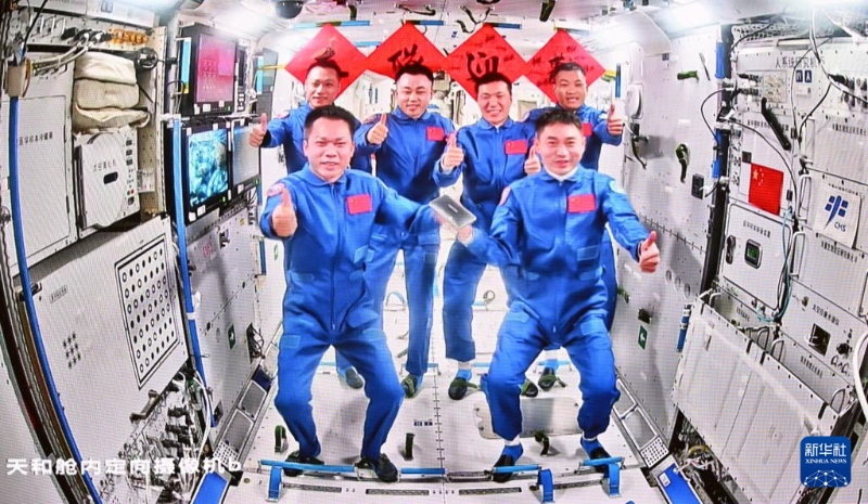 这是4月26日在北京航天飞翔操作中间拍摄的神舟十七号航天员乘组以及神舟十八号航天员乘组“合家福”。新华网记者 金良快 摄