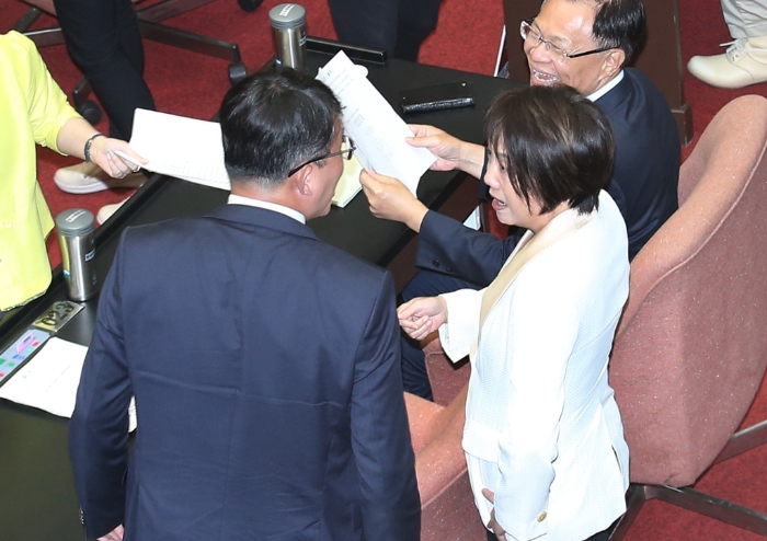 立法院26日院會表決民進黨團所提國會改革等法案變更議程案，投票期間，民進黨立委范雲（右）質疑民眾黨立委黃國昌（左）態度反覆，黃國昌則咆哮「欠你嗎？」（姚志平攝）