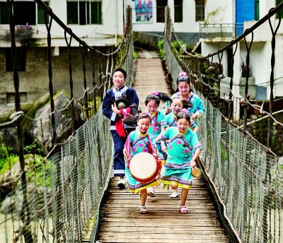 四川宣汉：薅草锣鼓贺阳春