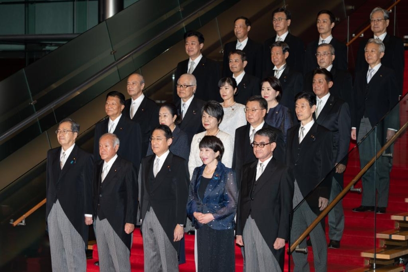 2023年9月13日，日本首相岸田文雄（前排中）在东京的首相官邸率阁僚合影。（图源：新华社）