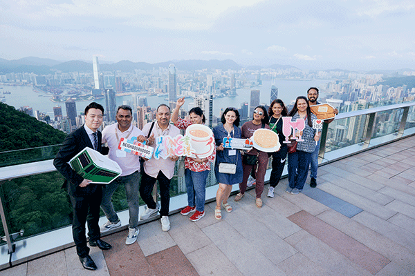 来自海内外的会奖旅游业界代表在香港领略独特城市风光。（香港旅游发展局供图）