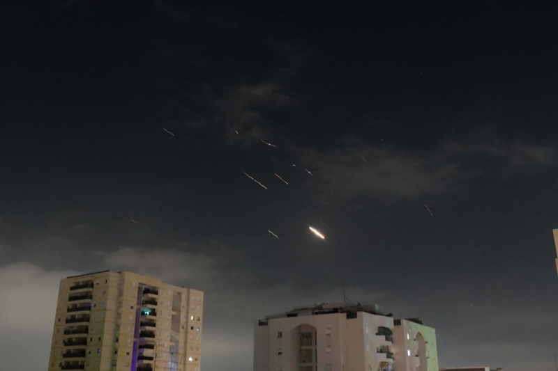 这是4月14日凌晨在以色列特拉维夫上空拍摄的以色列防空系统启动拦截的画面。（图源：新华社）