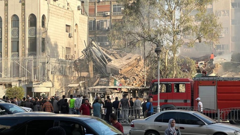 这是4月1日在叙利亚首都大马士革拍摄的伊朗驻叙使馆领事部门建筑遭空袭现场。（图源：新华社）