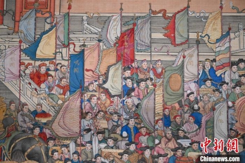 “紫禁城与凡尔赛宫——17、18世纪的中法交往”展览中的展品《万国来朝图》中绘有不同国家名称的旗帜，其中一面写着“法兰西”。　田雨昊摄.jpg