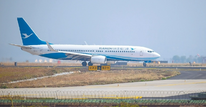 台湾联合新闻网19日称，20日，厦门航空MF8081将首次由W123航线向东接M503航线。图为今年2月在厦门高崎国际机场滑行的一架厦航飞机。（视觉中国）.jpg