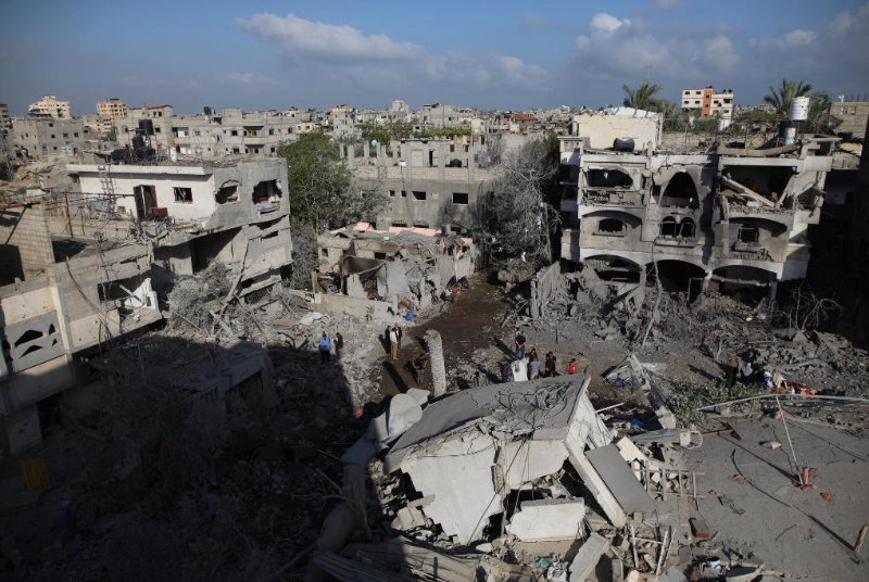 这是5月4日在加沙地带中部迈加齐难民营拍摄的以军空袭后的现场。新华社发