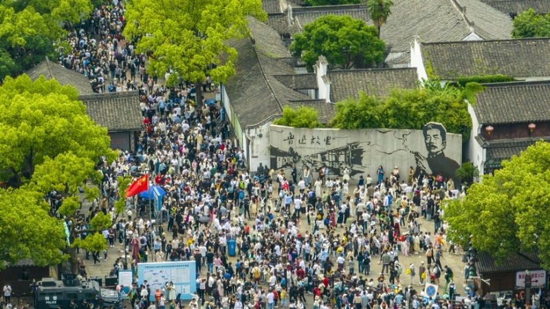 5月3日，游客在浙江省绍兴市鲁迅故里参观游玩（无人机照片）。（图源：新华社）