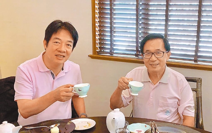 图为2019年8月，“台湾地区领导人得命令台湾行政机构转令主管部门为大赦、因未及在卸任前处理
，陈水扁在脸书贴出与赖清德喝茶的合照