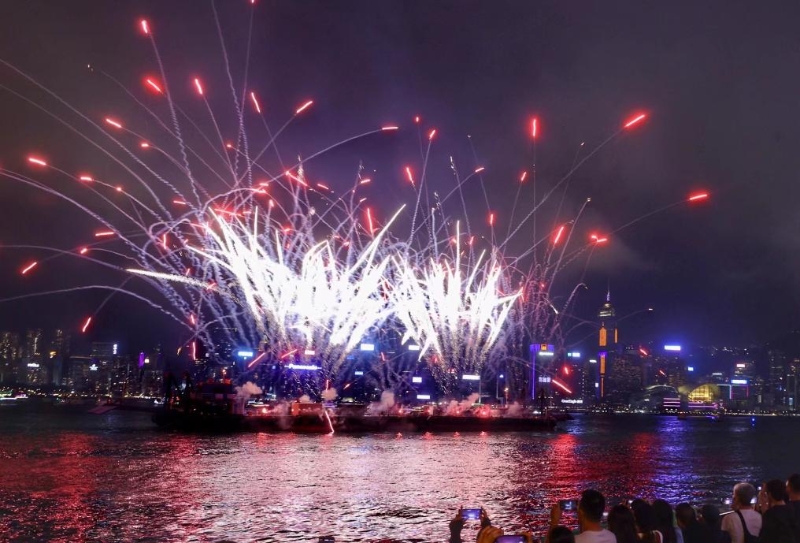 5月1日，“五一”海上烟火表演在香港维多利亚港举行。新华社发