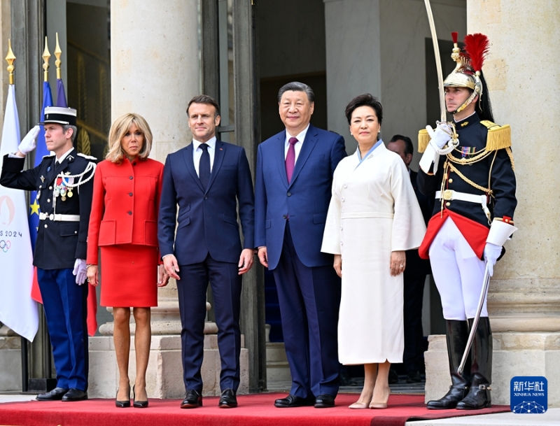 当地时间5月6日下午，国家主席习近平在巴黎爱丽舍宫同法国总统马克龙举行会谈。这是习近平和夫人彭丽媛同马克龙和夫人布丽吉特合影。 新华社记者 殷博古 摄