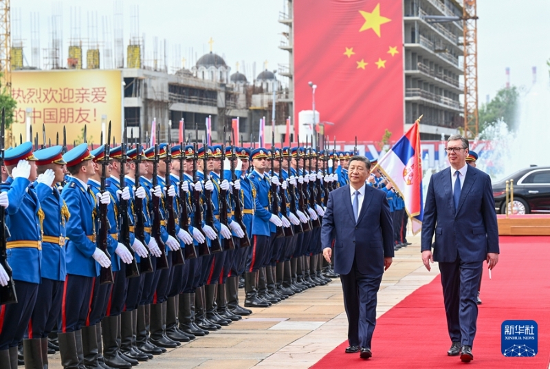 当地时间5月8日上午，国家主席习近平在贝尔格莱德塞尔维亚大厦同塞尔维亚总统武契奇举行会谈。这是会谈前，武契奇为习近平举行隆重欢迎仪式。新华社记者 李学仁 摄