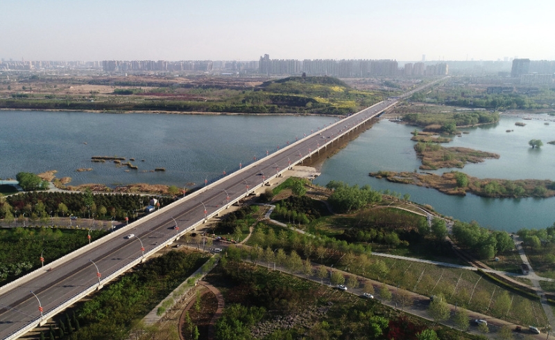 河北石家庄滹沱河景色（2021年4月13日摄，无人机照片）。滹沱河是石家庄的母亲河，干涸几十年的滹沱河重现生机，正是南水北调工程生态补水的结果。（图源：新华社）