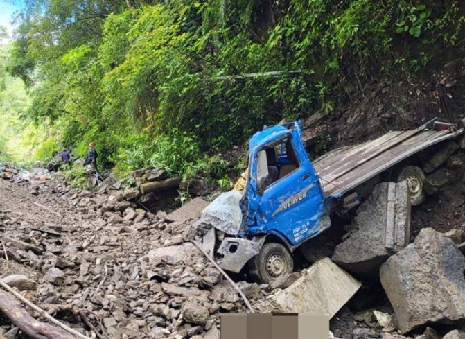 南投产业道路崩塌 小货车”坠百米深谷”