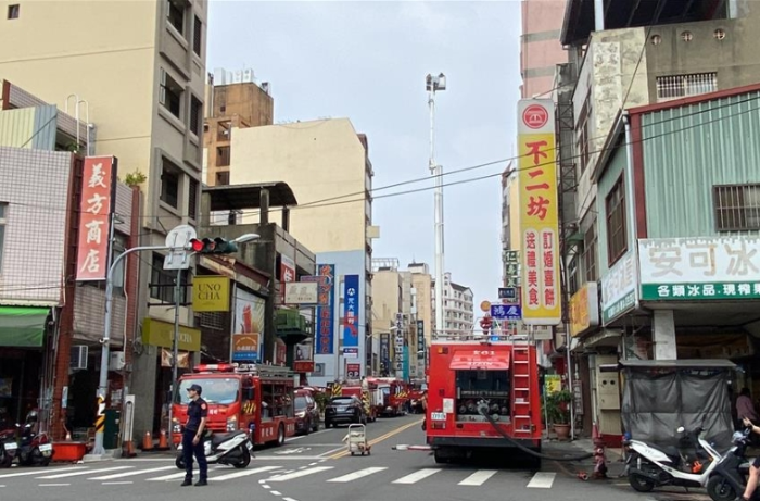 台湾彰化公寓大楼火警浓烟四窜