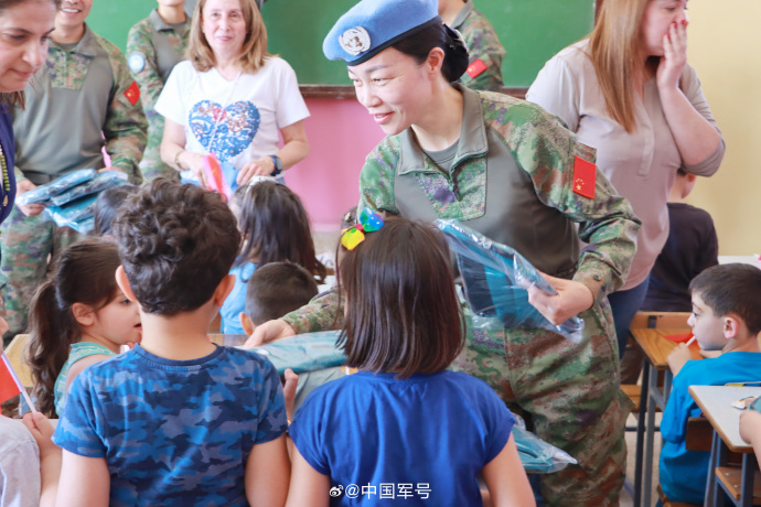 中国蓝盔给黎巴嫩小学生送礼物啦!