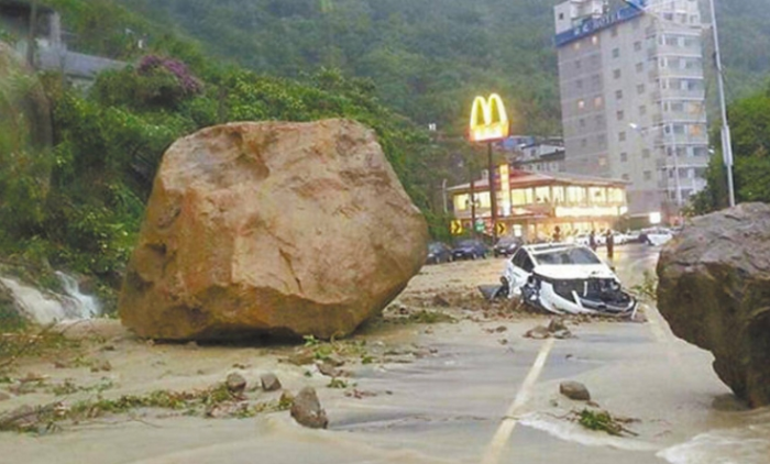 基隆市2013年因为台风，造成该路段巨石崩落