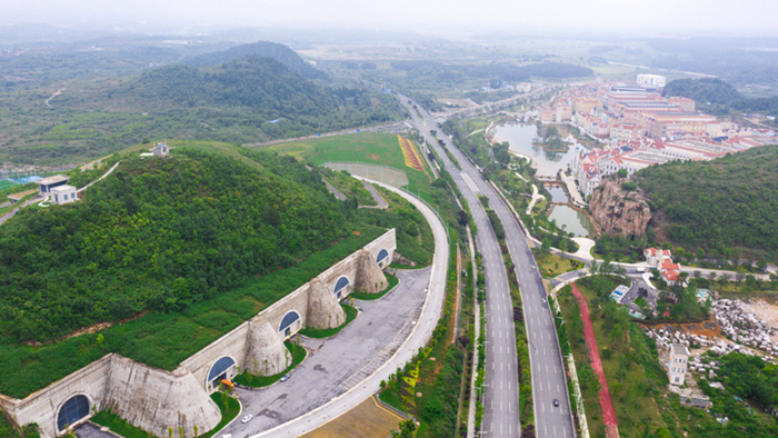 2022年5月24日拍摄的贵安新区华为云数据中心（道路右侧）和腾讯贵安七星数据中心（道路左侧）（无人机照片）。（图源：新华社）