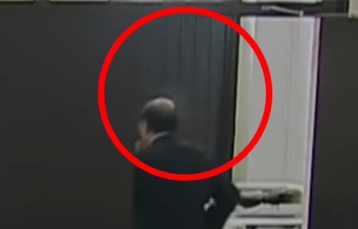 柯建铭又在立院抽烟被抓包