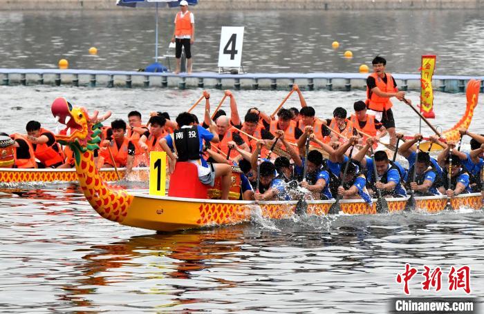 海峡两岸龙舟赛厦门开幕