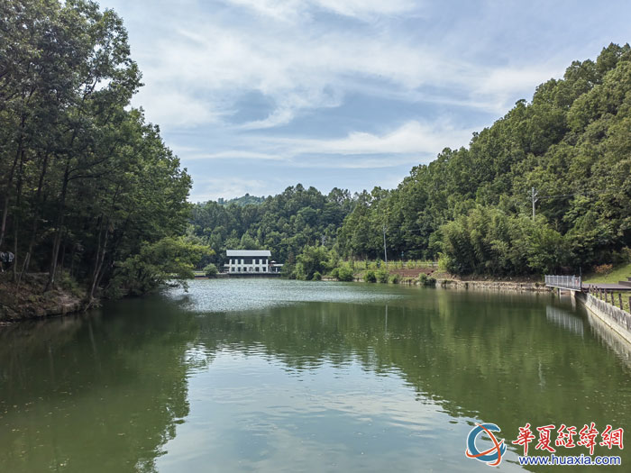 城关镇草池湾美景。